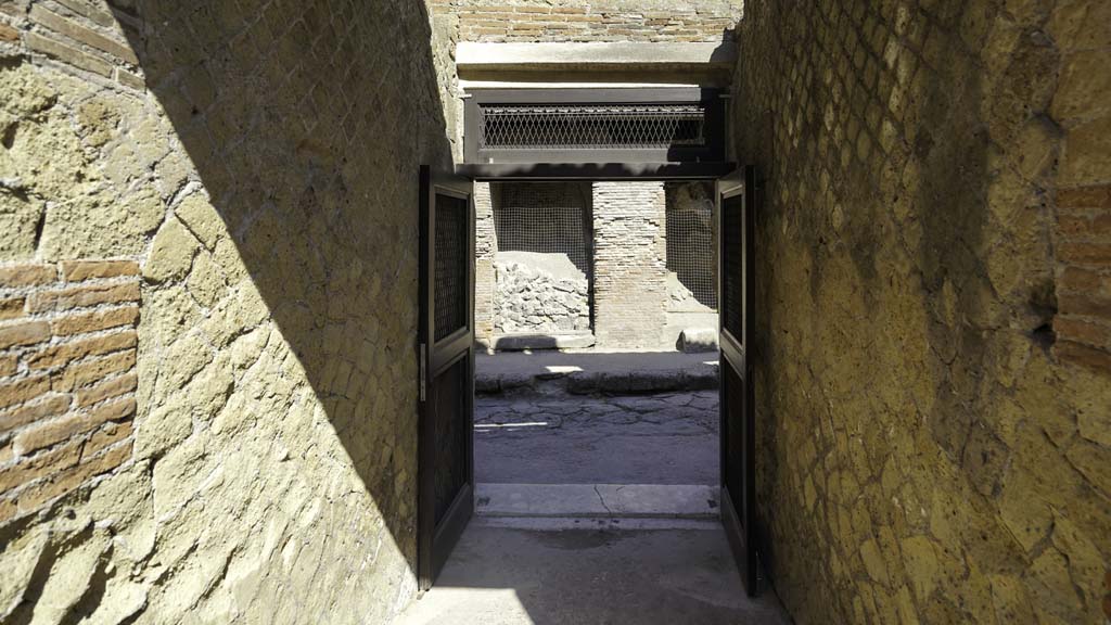 VI.29 Herculaneum. August 2021.
Looking west through entrance corridor towards roadway in Cardo III. Photo courtesy of Robert Hanson.